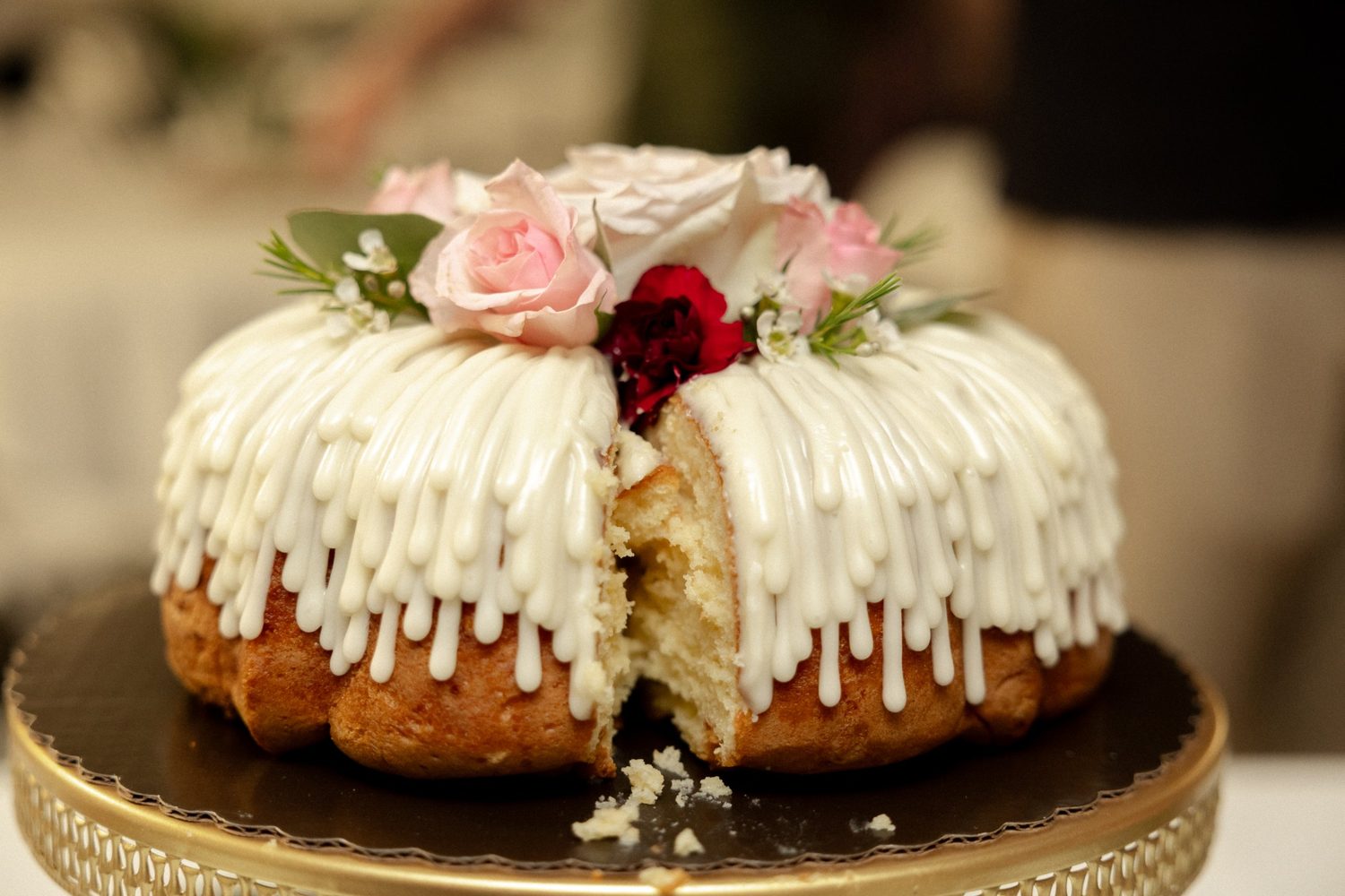 Fresh roses and carnations on the wedding cake
