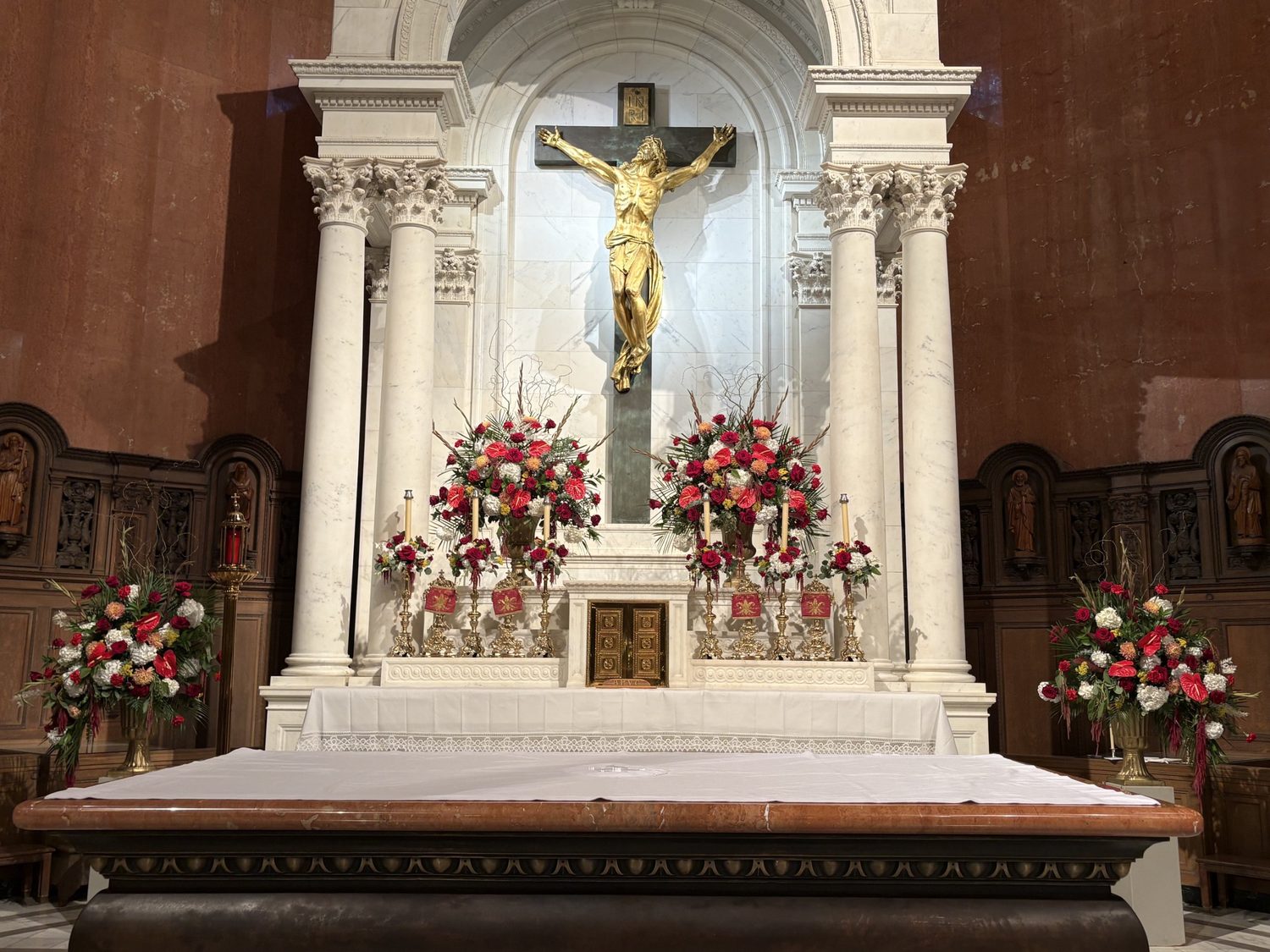 Red roses, anthurium and white hydrangea dressing the high altar